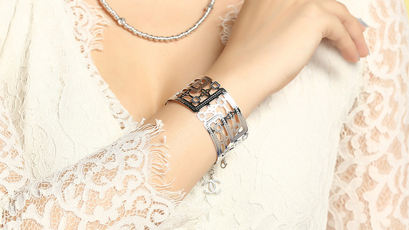 Vòng tay bản to có các chi tiết được gia công tỉ mỉ